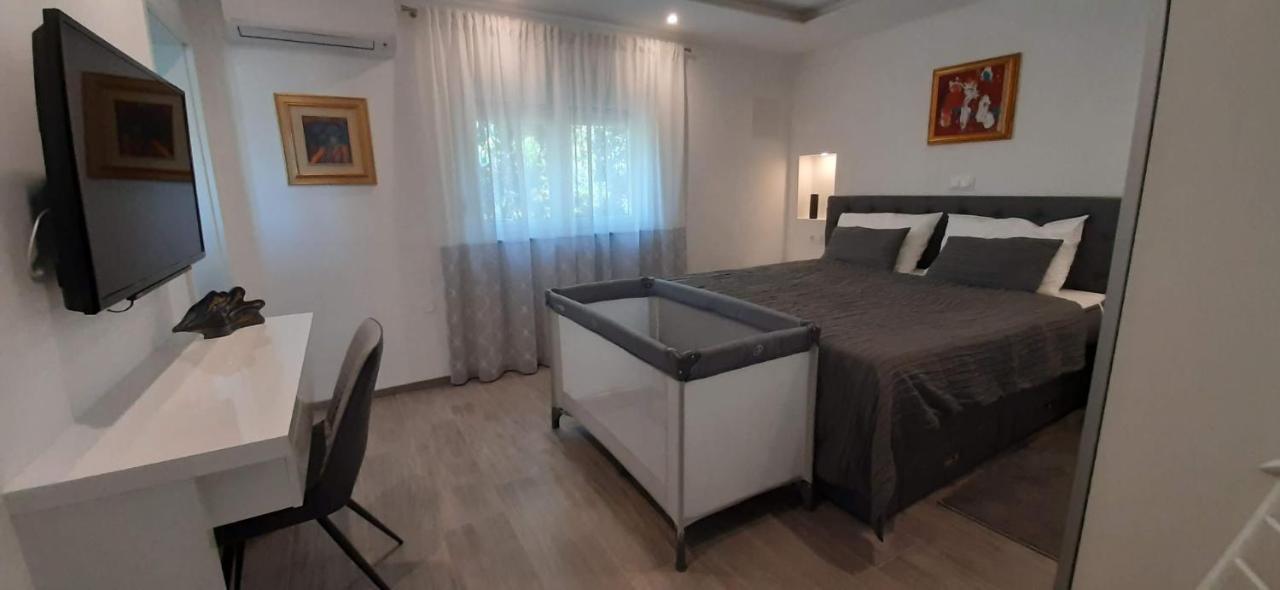 Apartment With Heated Pool, Villa Regina พูลา ภายนอก รูปภาพ