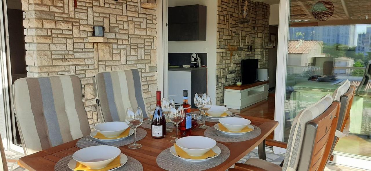 Apartment With Heated Pool, Villa Regina พูลา ภายนอก รูปภาพ